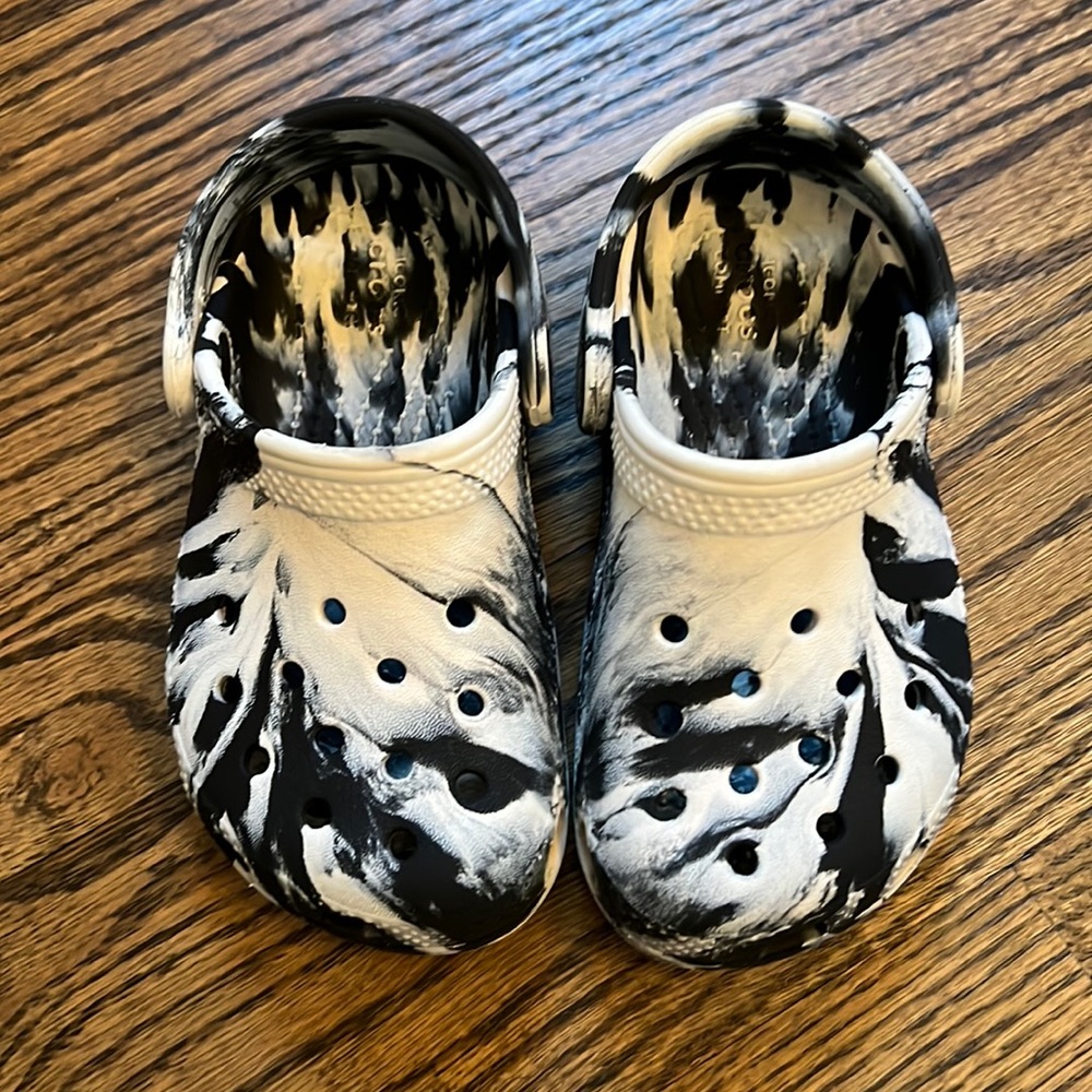 Size 8 Black and white Crocs ❌
